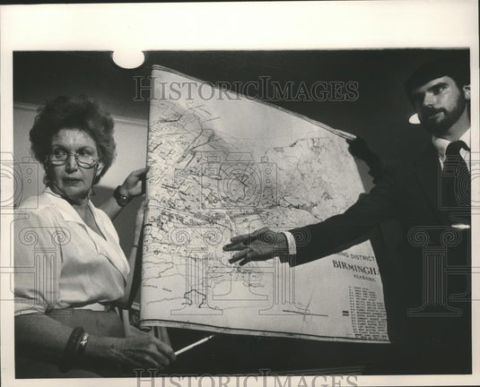 1986 Press Photo Madelyn Rowell of Crestwood and Jim Lowe of Charles Swain Group - Historic Images