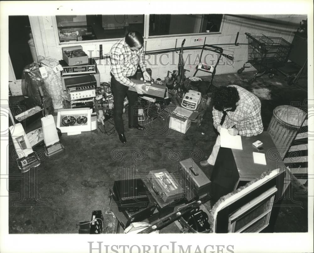 1980 Press Photo Sergeant Brand and Officer Ashworth check out stolen goods - Historic Images