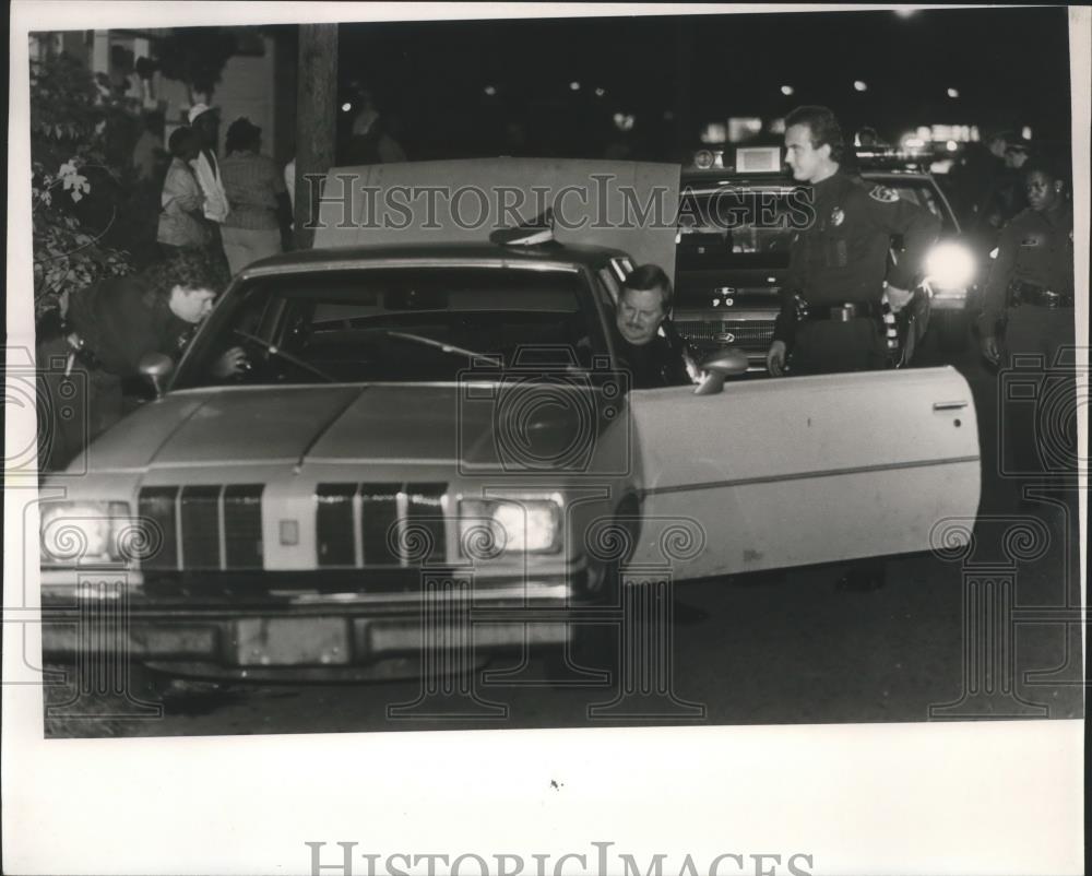 1988 Press Photo Birmingham Police officers examine car after Police chase, AL - Historic Images