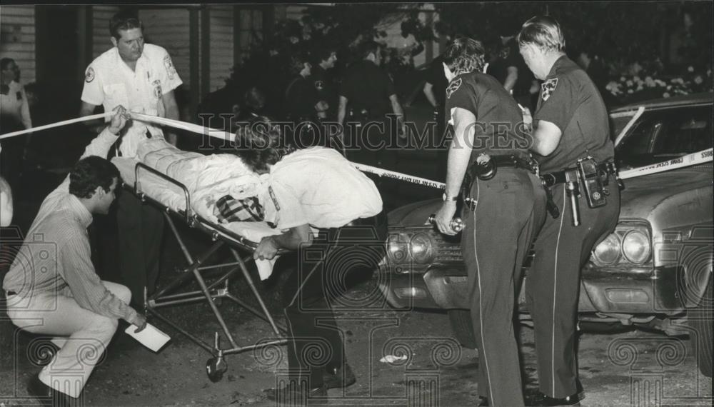 1980 Press Photo Oliver Anderson&#39;s body being removed from scene, Birmingham, AL - Historic Images