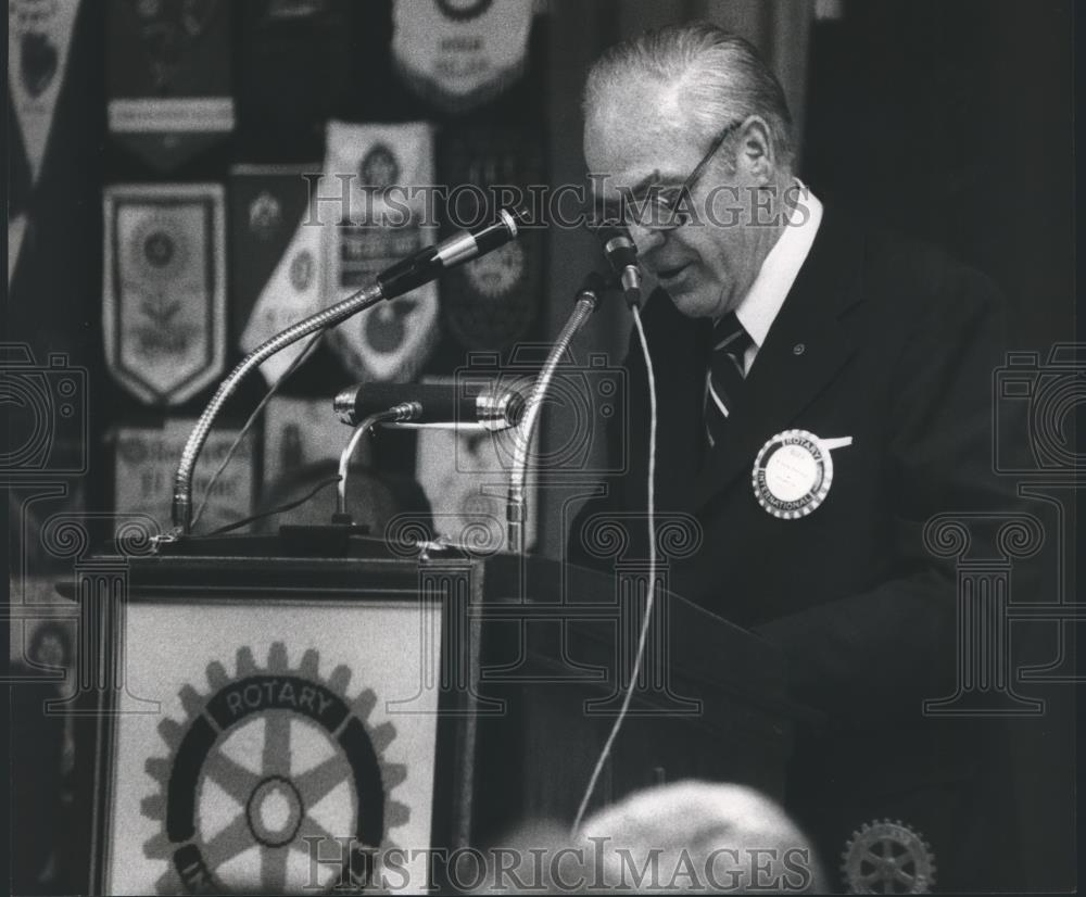 1982 Press Photo Attorney Foster Etheredge, president of Rotary Club, speaks - Historic Images