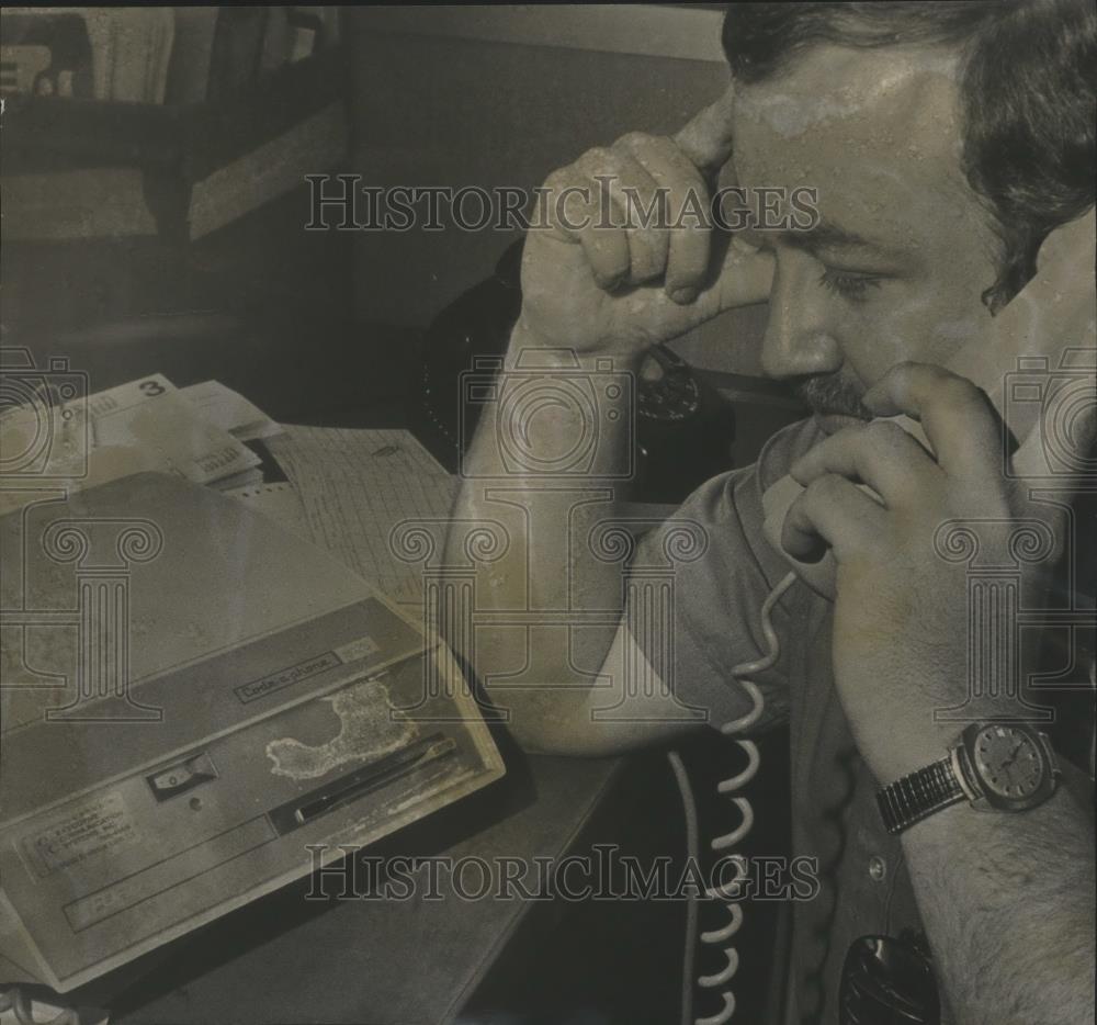 1977 Press Photo Health studio owner Ron Eubanks with phone recorder - abna28400 - Historic Images