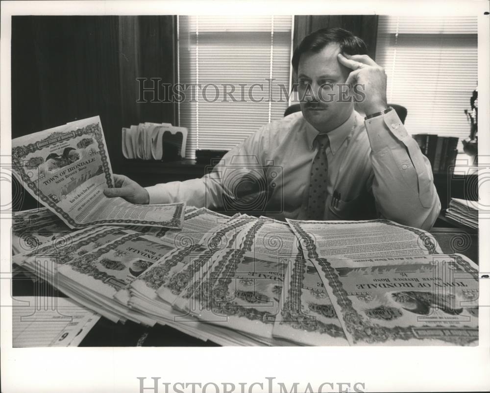 1986 Press Photo Irondale City Attorney John Ennis ponders Irondale bonds found - Historic Images