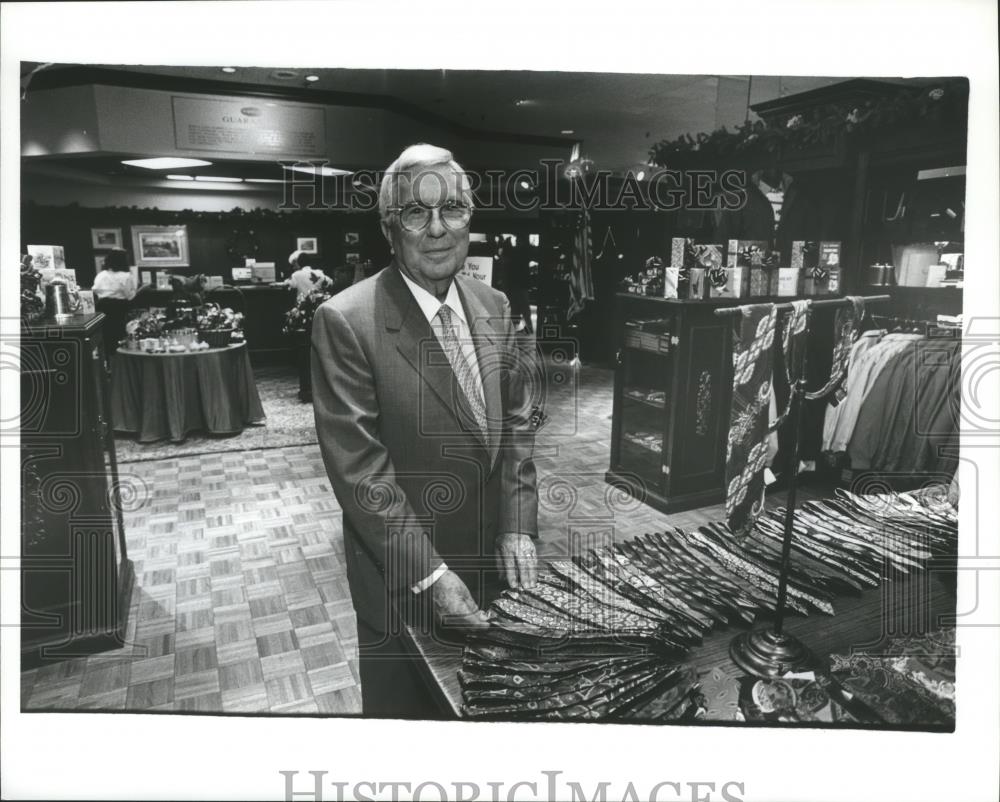 1991 Press Photo Bill Edmondson with necktie display - abna28438 - Historic Images