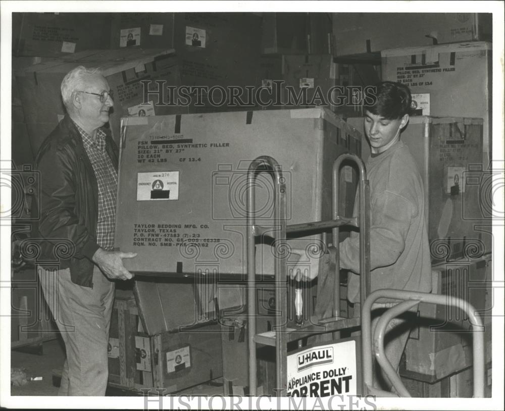 Press Photo Bibb County Commissioner Bobby Ray Elam and Josh Walters load boxes - Historic Images