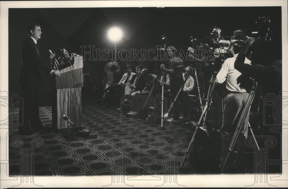 1986 Press Photo Bill Baxley at press conference, Elections: Alabama Runoff - Historic Images