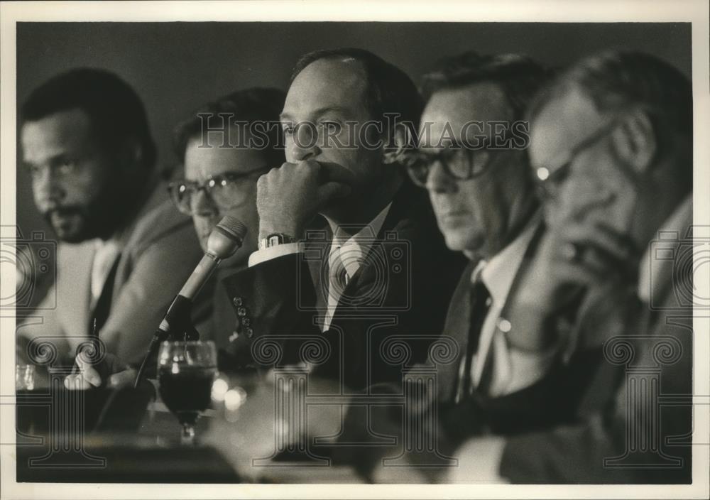 1986 Press Photo Baker, with hand on face, member of five man panel, Alabama - Historic Images