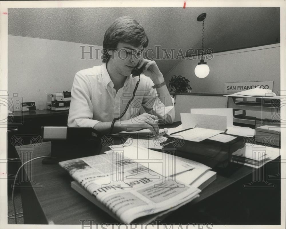 1986 Press Photo Michael Higginbotham at Democratic party headquarters, Alabama - Historic Images