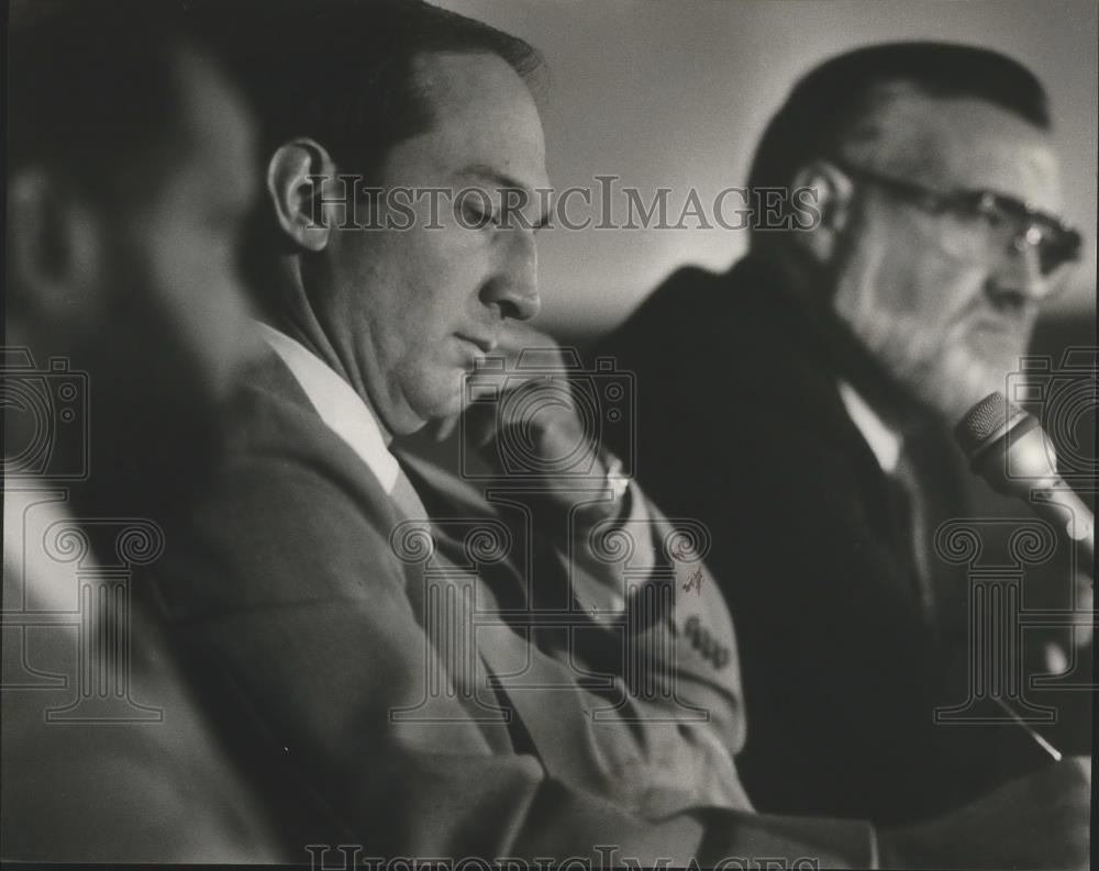 1986 Press Photo John Baker with others, listens to testimony, Alabama - Historic Images