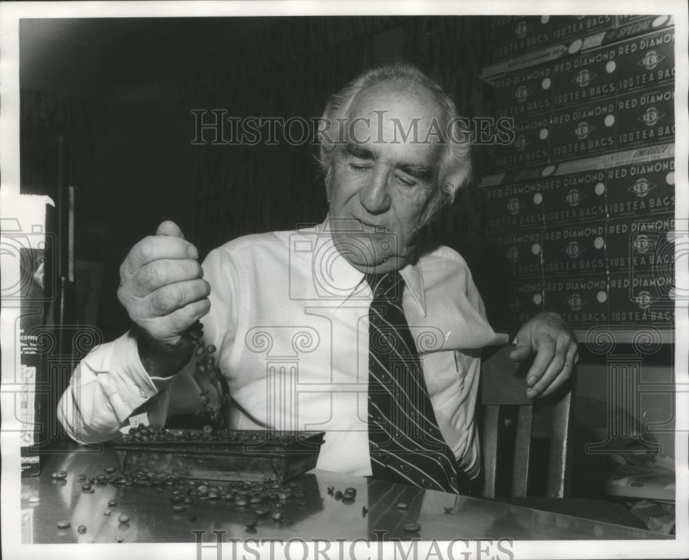 1977 Press Photo John Donovan, Donovan Coffee Company, sifts through beans - Historic Images