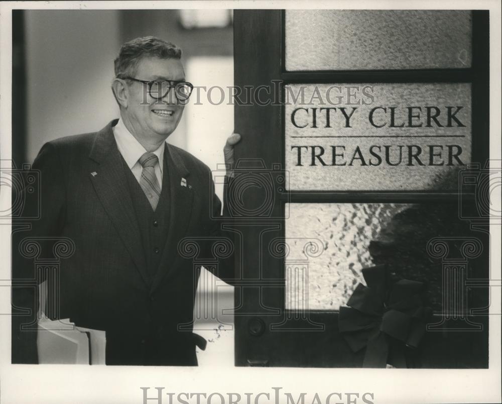 1989 Press Photo Grady Ellison, Fairfield City Clerk, Alabama - abna28487 - Historic Images