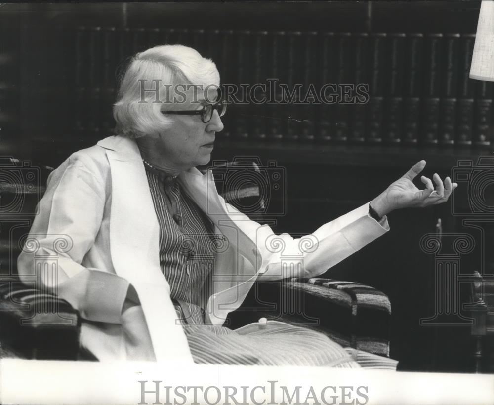 1977 Press Photo Dr. Harriet Dustan, Physician, Specializes in Hypertension - Historic Images