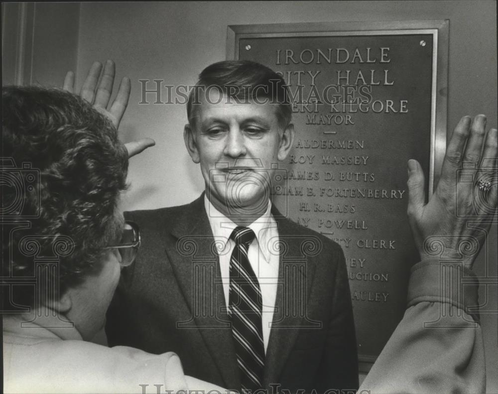 1982 Press Photo Judge Gerard J. Durward sworn by Irondale City Clerk Faye McCoy - Historic Images