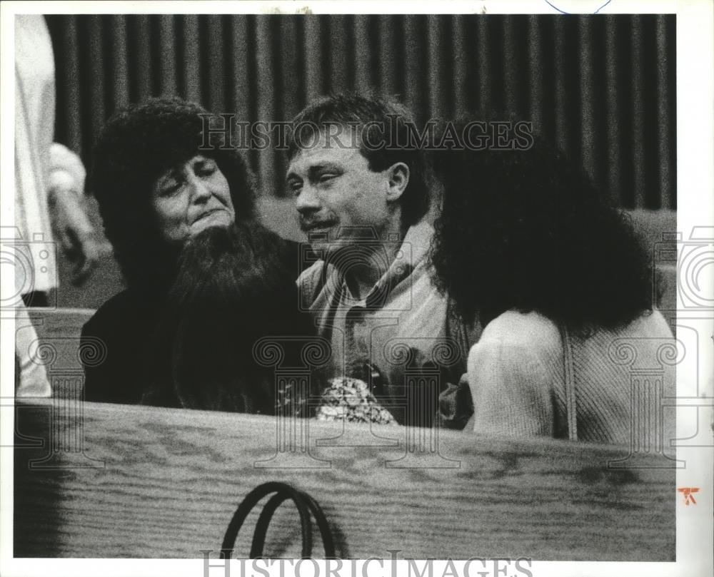 1992 Press Photo Eddie Eakes and others listen in court room - abna28510 - Historic Images
