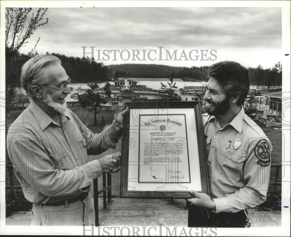 1982 Press Photo Oak Mountain Park head Phil Easterwood honors volunteer - Historic Images