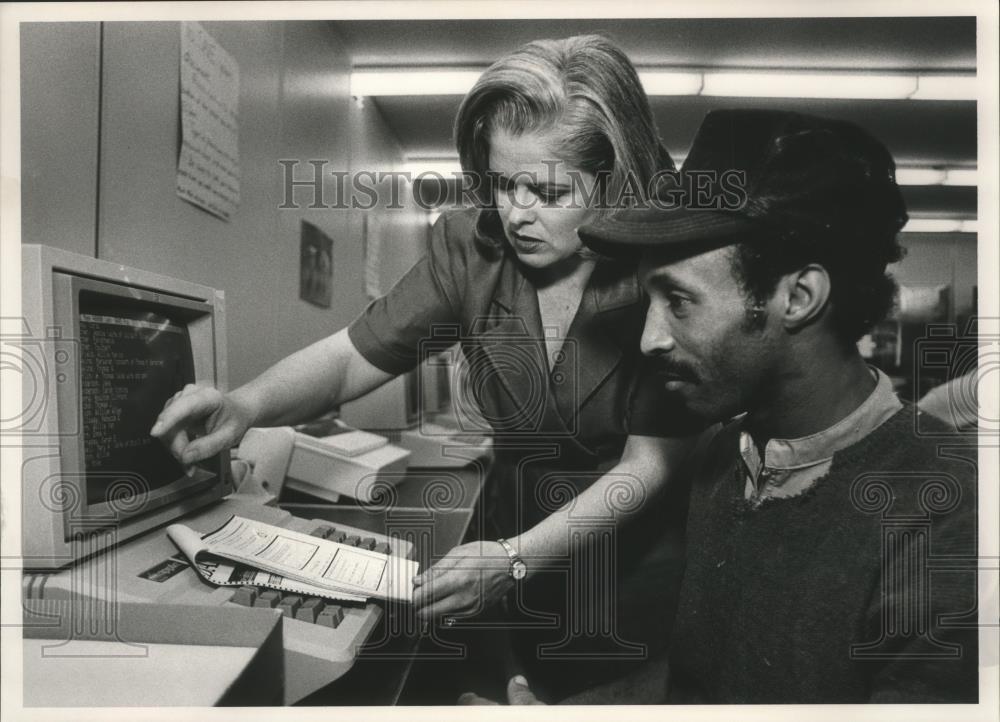 1991 Press Photo Sandra Mann helps Stanley Greathouse at Alex City College - Historic Images