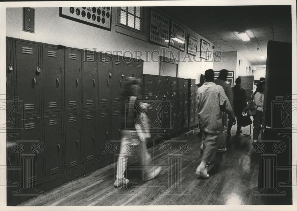 1991 Press Photo Carrollton High School students in hallway during class change - Historic Images