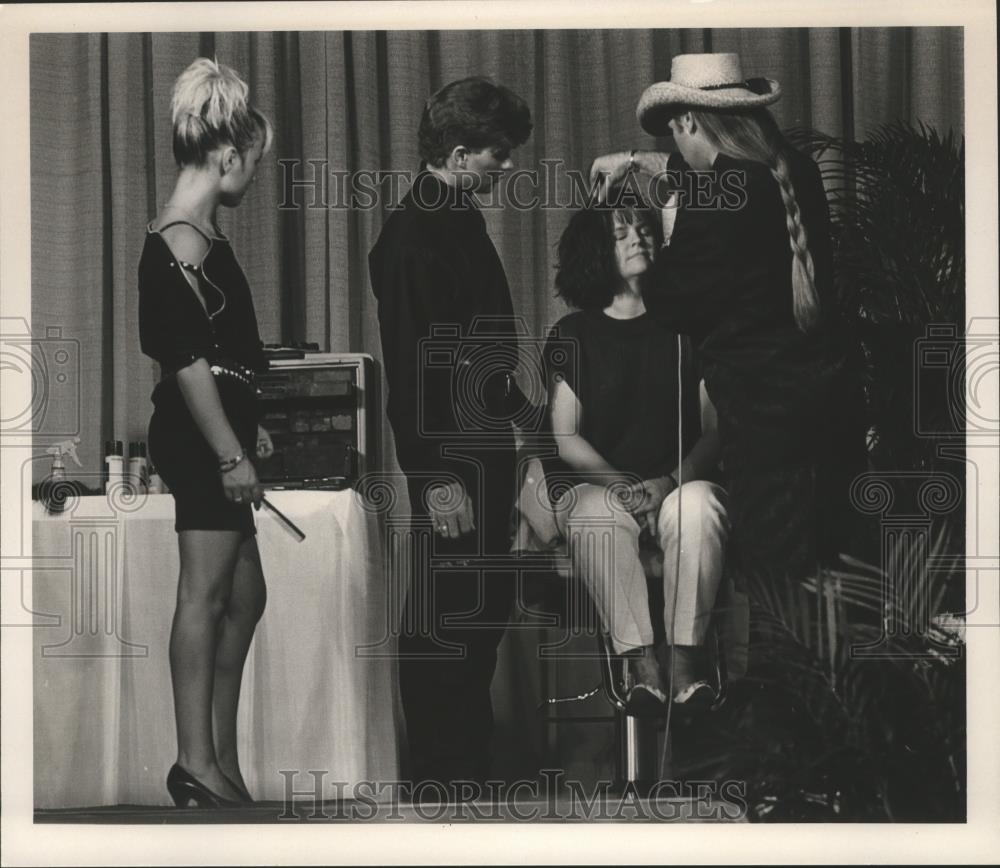 1987 Press Photo Make-up artist Jose Eber applies makeup on woman - abna28529 - Historic Images