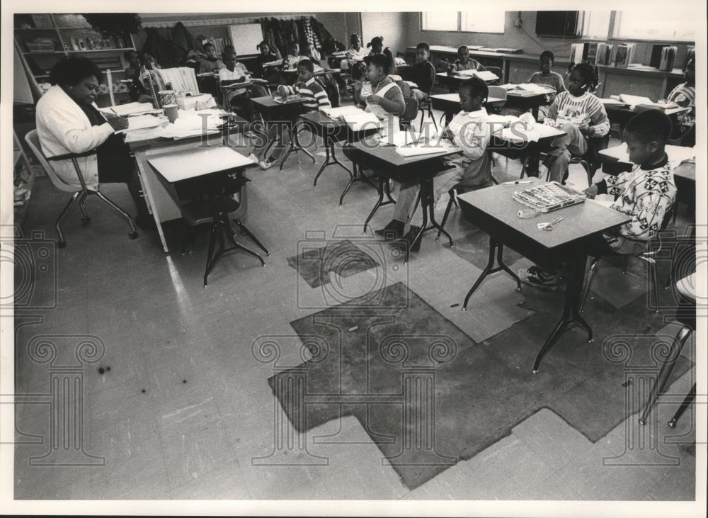 1991 Press Photo Asbestos floor tiles breaking at Aliceville Elementary School - Historic Images