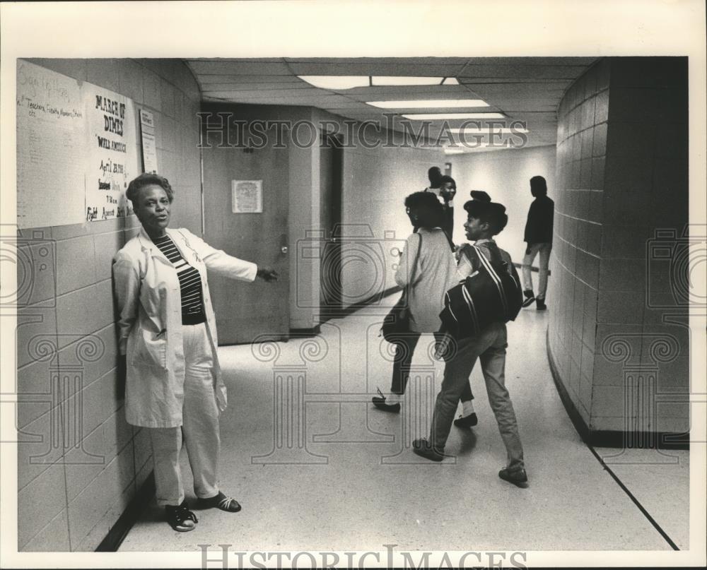 Press Photo Parker High teacher Lottie Wiggins Palmer and students in hallway - Historic Images