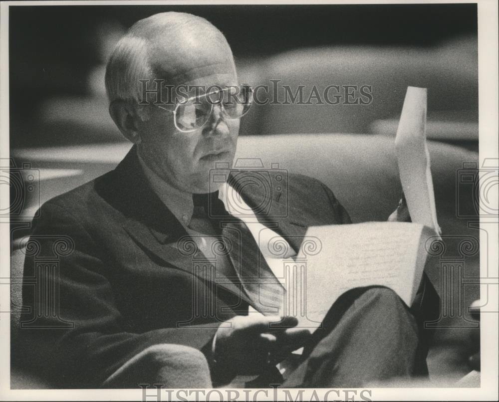 1990 Press Photo Senator Crum Foshee at desk on senate floor, Alabama - Historic Images