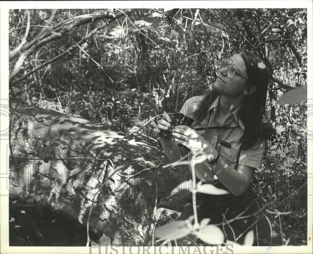 1979 Press Photo Maggie Mead Foster, naturalist, listens to birds in the woods - Historic Images