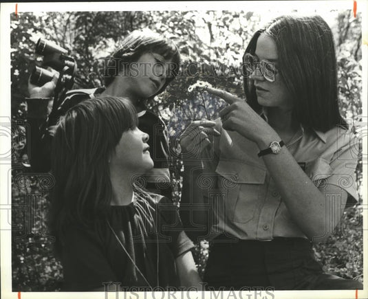 1979 Press Photo Maggie Mead Foster explains nature to young visitors - Historic Images