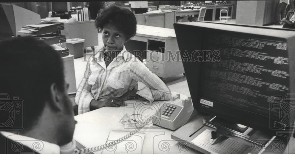 1978 Press Photo Youth Opportunity Center counselor checks jobs, Marie Lee, AL - Historic Images