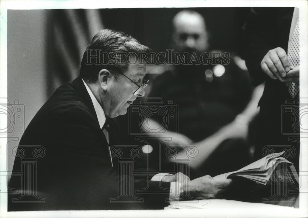 1991 Press Photo Chief Deutsch reads a newspaper before trial, Alabama - Historic Images