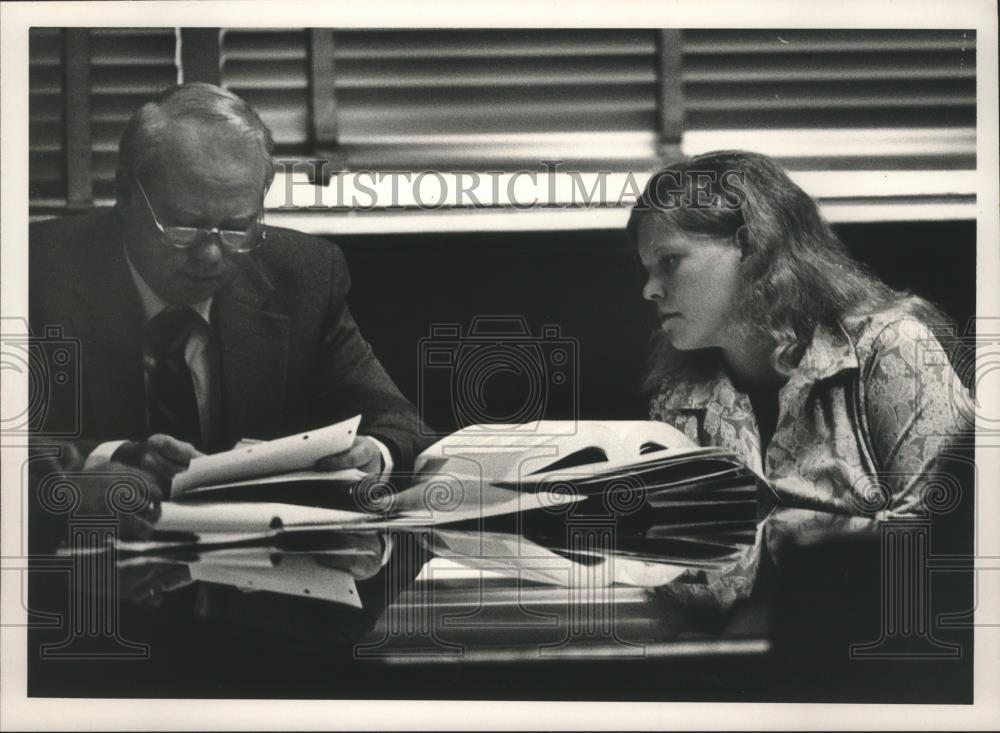 1987 Press Photo Vicki Elmore confers with Attorney Jim Cockrell, Alabama - Historic Images