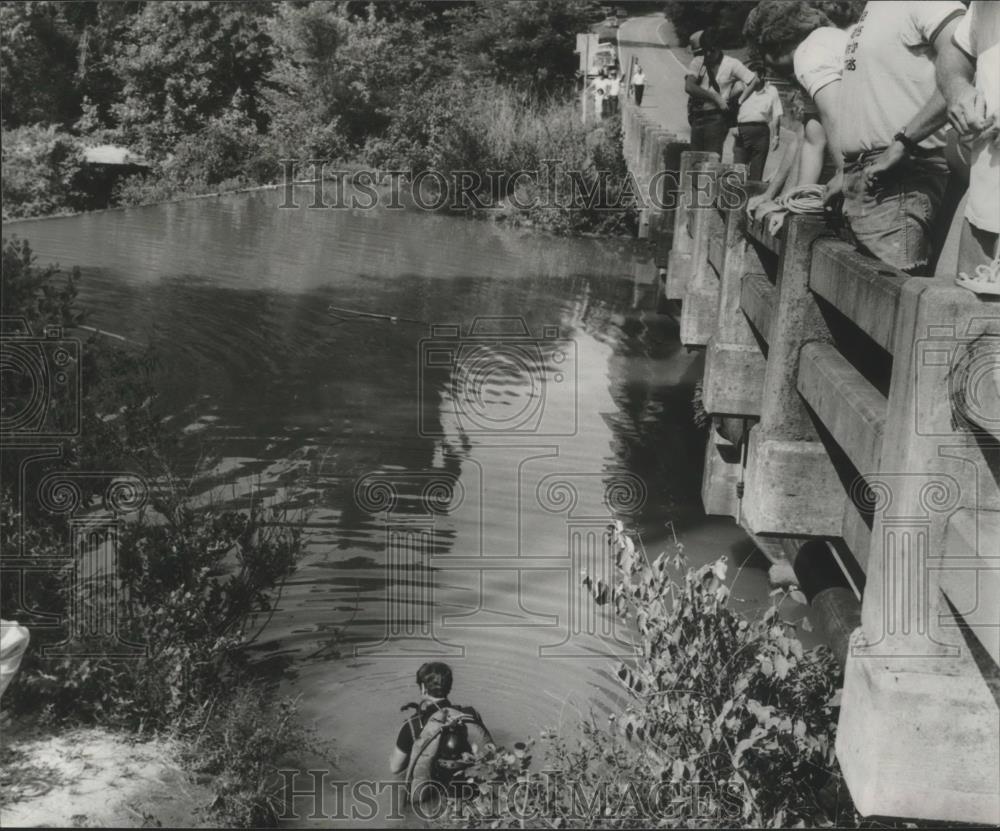 1979 Press Photo Lee County Sheriff&#39;s searching reservoir for body, Opelika, AL - Historic Images