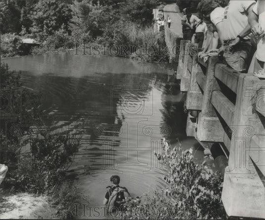1979 Press Photo Lee County Sheriff's searching reservoir for body, Opelika, AL - Historic Images