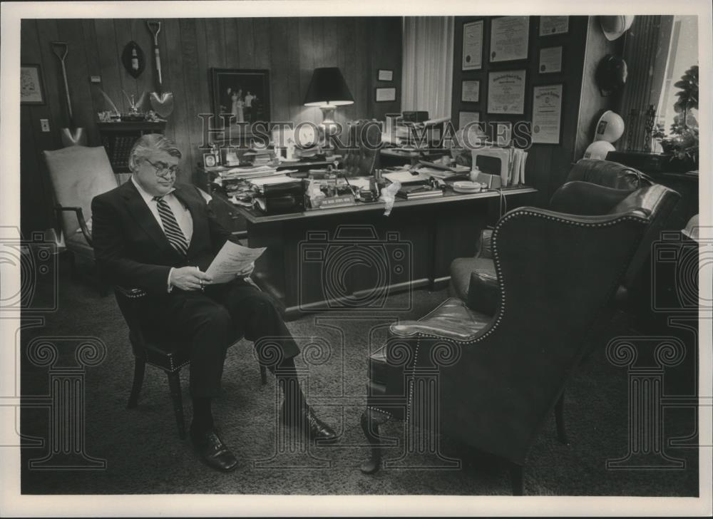 1986 Press Photo Chriss Doss, reading in his office - abna28700 - Historic Images