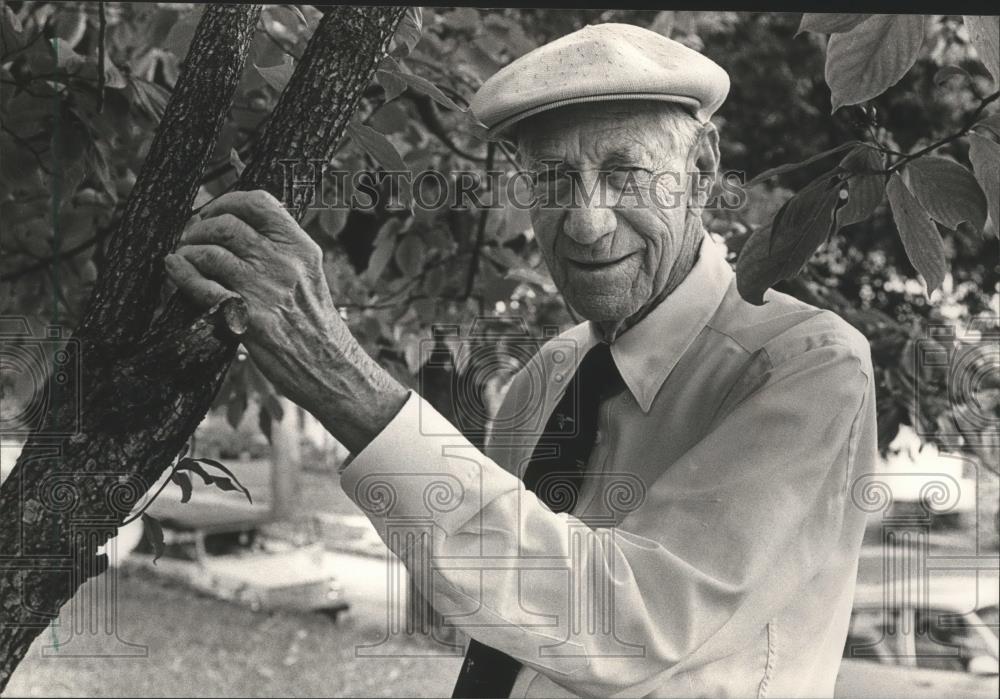 1984 Press Photo Walter F. Coxe, conservationist &amp; his dogwood tree, Alabama - Historic Images