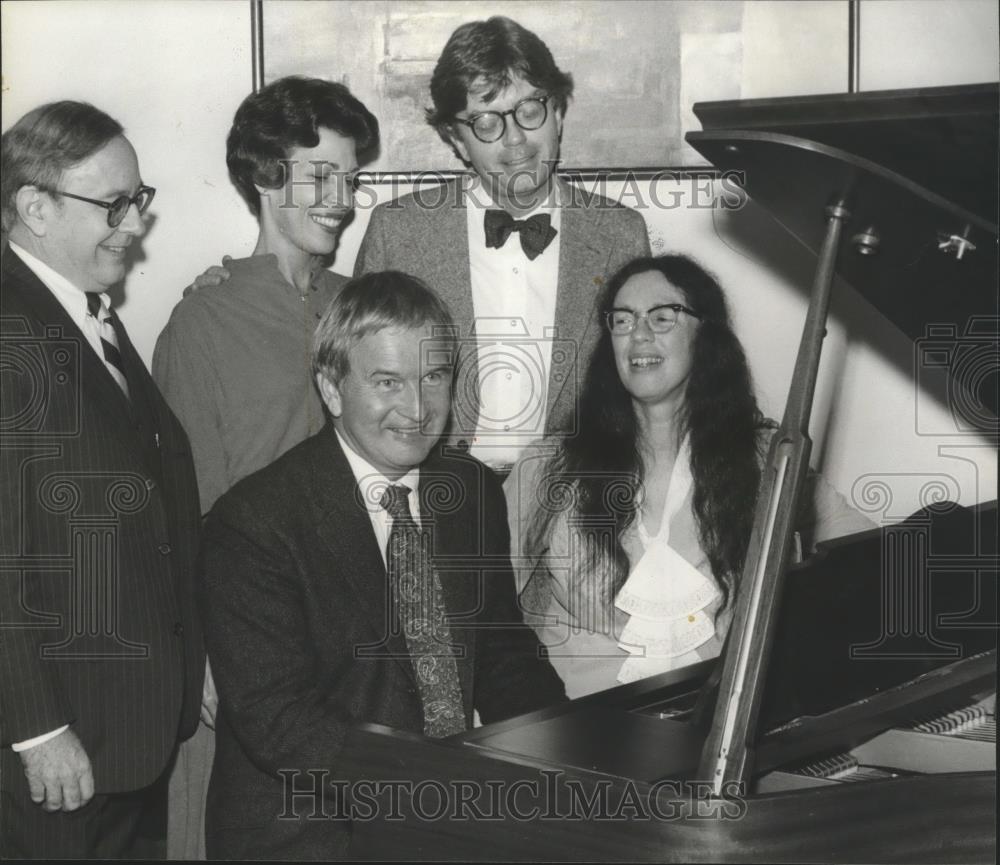 1980 Press Photo Author Jesse Hill Ford and Friends Around the Piano - abna28751 - Historic Images