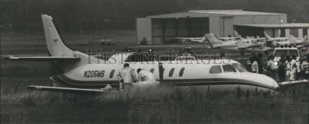 1980 Press Photo Plane Lands at Birmingham Airport Without Using Wheels, Alabama - Historic Images