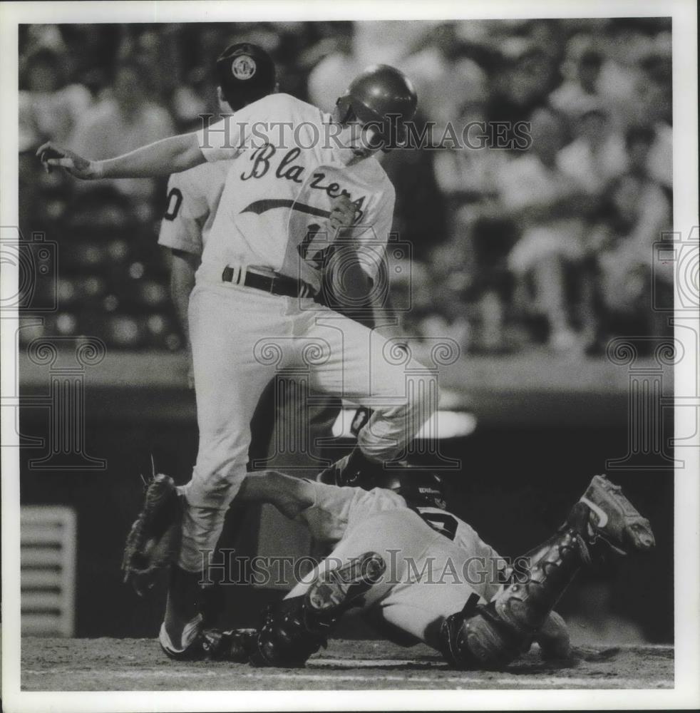 1991 Press Photo Alabama-Birmingham&#39;s Newberry And Auburn&#39;s Tomey In Baseball - Historic Images