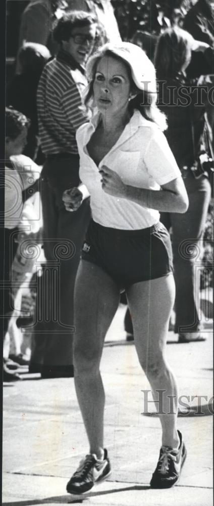 1979 Press Photo Female Contestant Running During Birmingham Alabama Vulcan Run - Historic Images