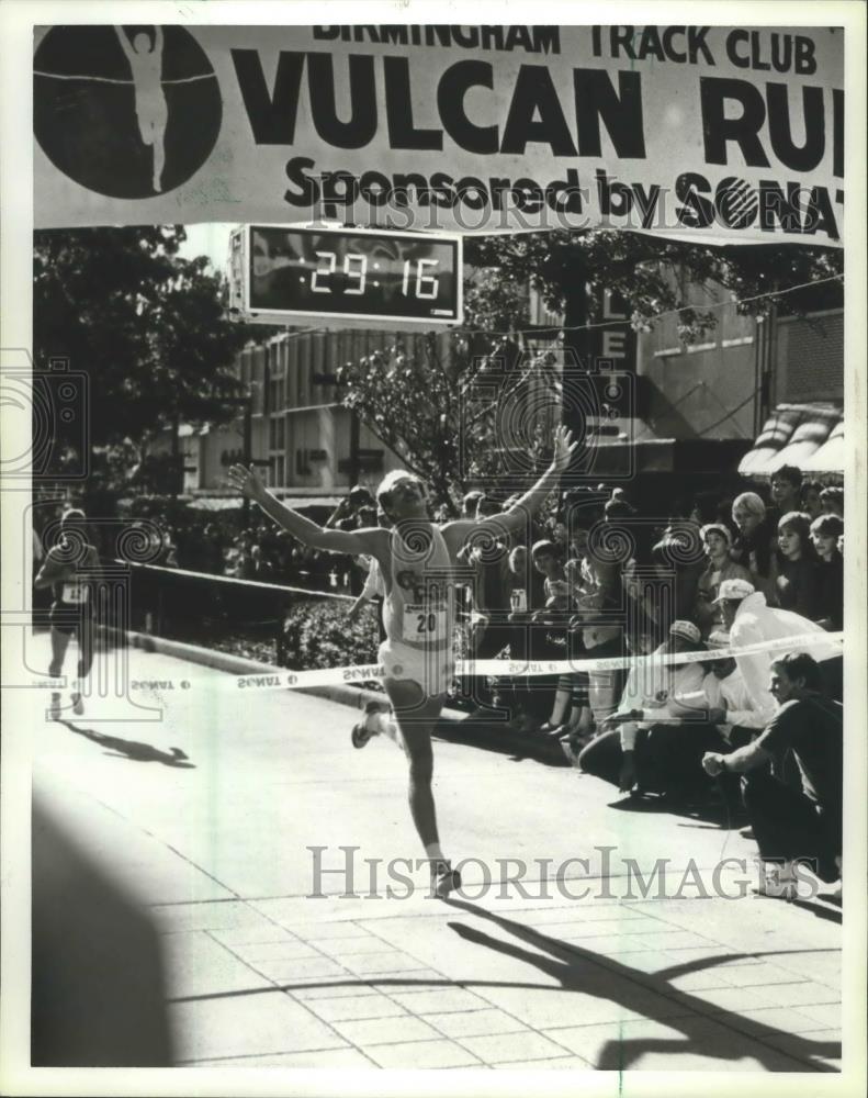 1984 Press Photo 1983 Birmingham Vulcan Run 10 Kilometer Winner David Branch - Historic Images