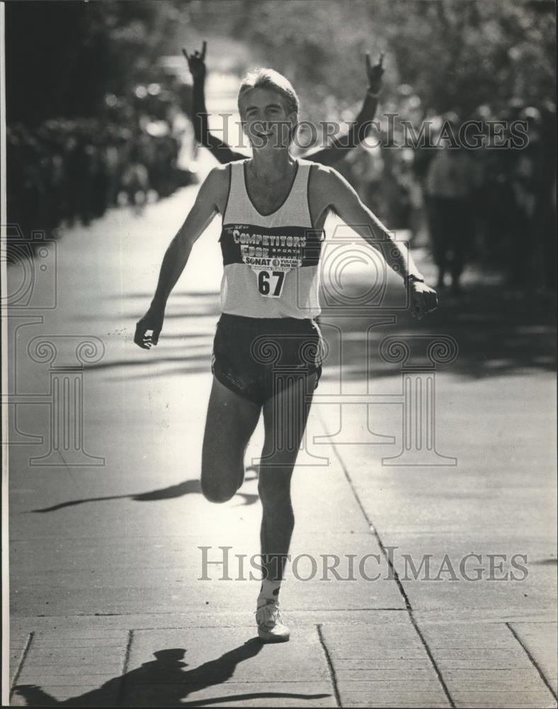 1983 Press Photo Mobile&#39;s Mikal Peveto Running On To Win Two-Mile Vulcan Fun Run - Historic Images