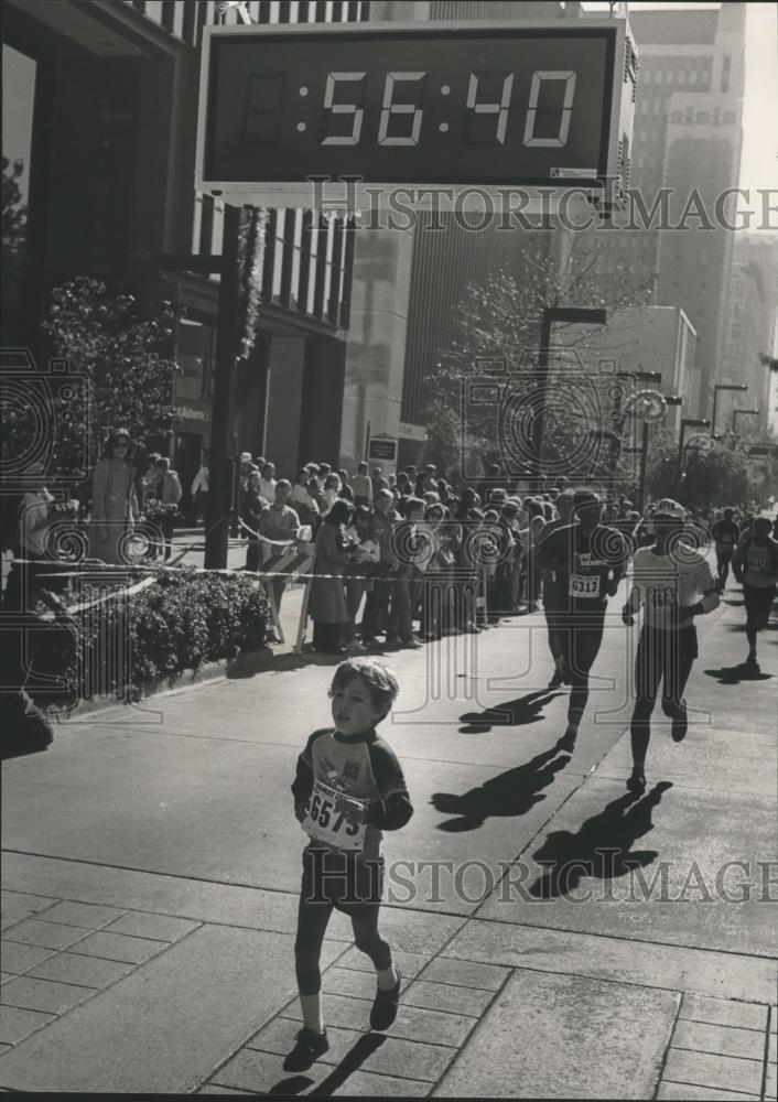 1984 Press Photo 6-Year-Old Matthew Goldenberg Finishing Birmingham Vulcan Run - Historic Images