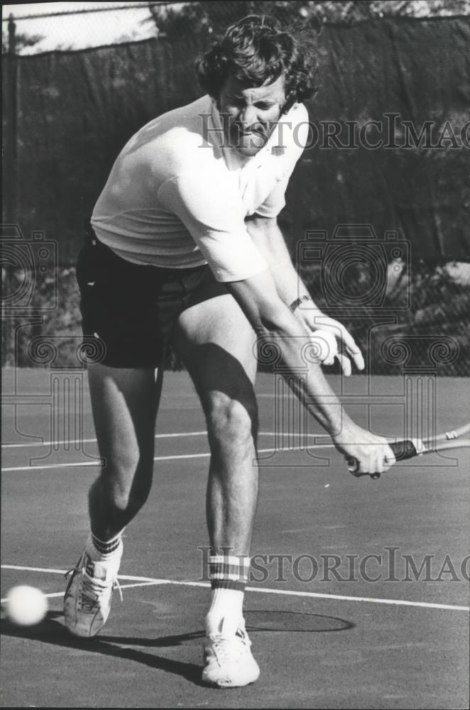 1978 Press Photo Tennis Player Hugh Thomson Tries Backhand Versus Brad Langavad - Historic Images