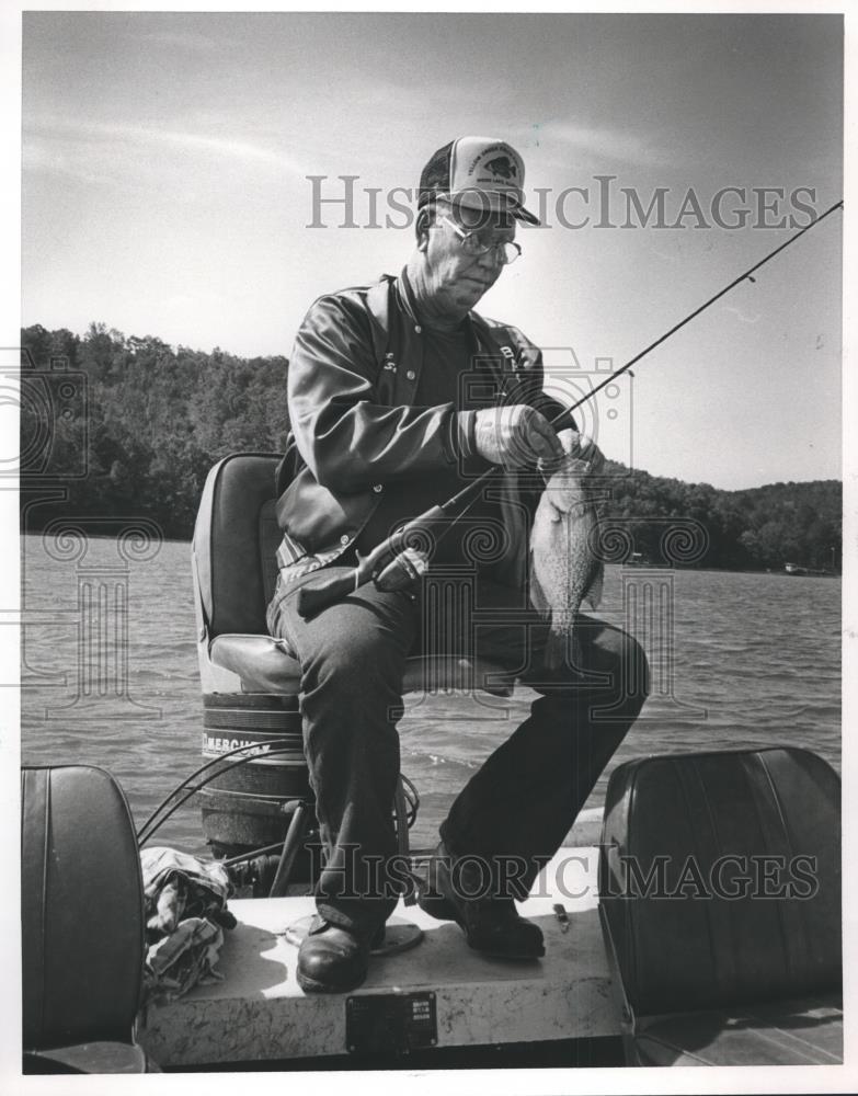 1986 Press Photo Fisherman Elbert Parker Removes Crappie From Line At Weiss Lake - Historic Images