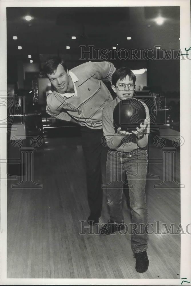 1988 Press Photo Bowlers Eddie Miller And Chris Plock Practice Proper Techniques - Historic Images