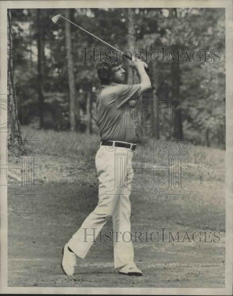 1977 Press Photo Birmingham Alabama Professional Golfer Frank Shikle On Fairway - Historic Images