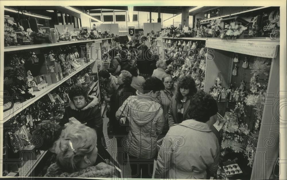 1984 Press Photo Post Christmas shoppers at Stein Garden Center - mjb96644 - Historic Images