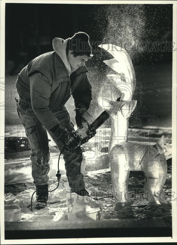 1991 Press Photo David Christopherson reindeer ice sculpture North Downer Avenue - Historic Images