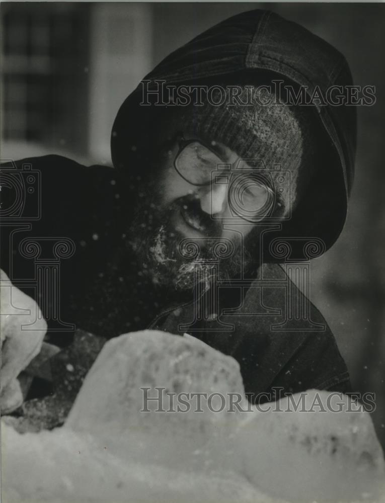 1995 Press Photo Al Markworth works on ice sculpture in West Bend - mjc00055 - Historic Images