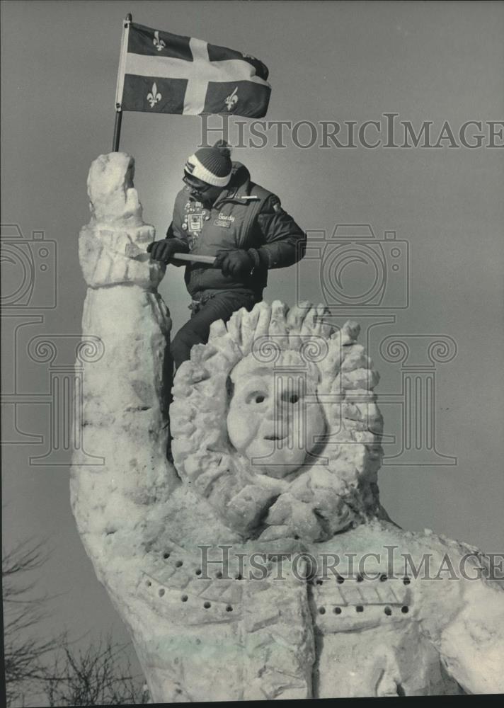 1984 Press Photo Gordon Taylor works on an Eskimo snow sculpture, Milwaukee - Historic Images