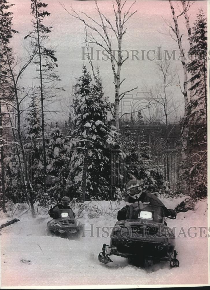 1993 Press Photo Snowmobilers riding on a trail north of Duluth, Minnesota - Historic Images